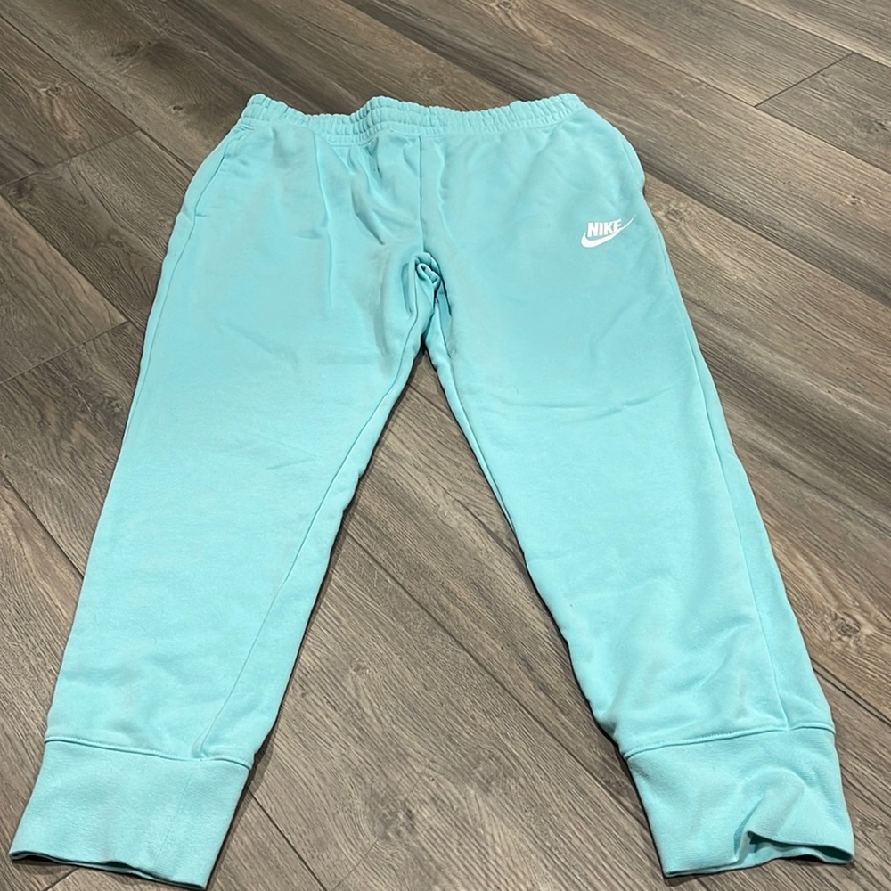 Never worn, no stains, non smoking home